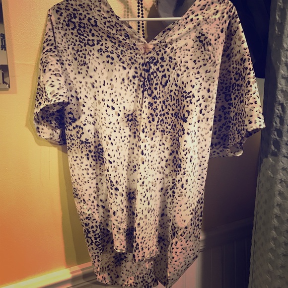 🐆Cheetah print short sleeve top. - Picture 3 of 3